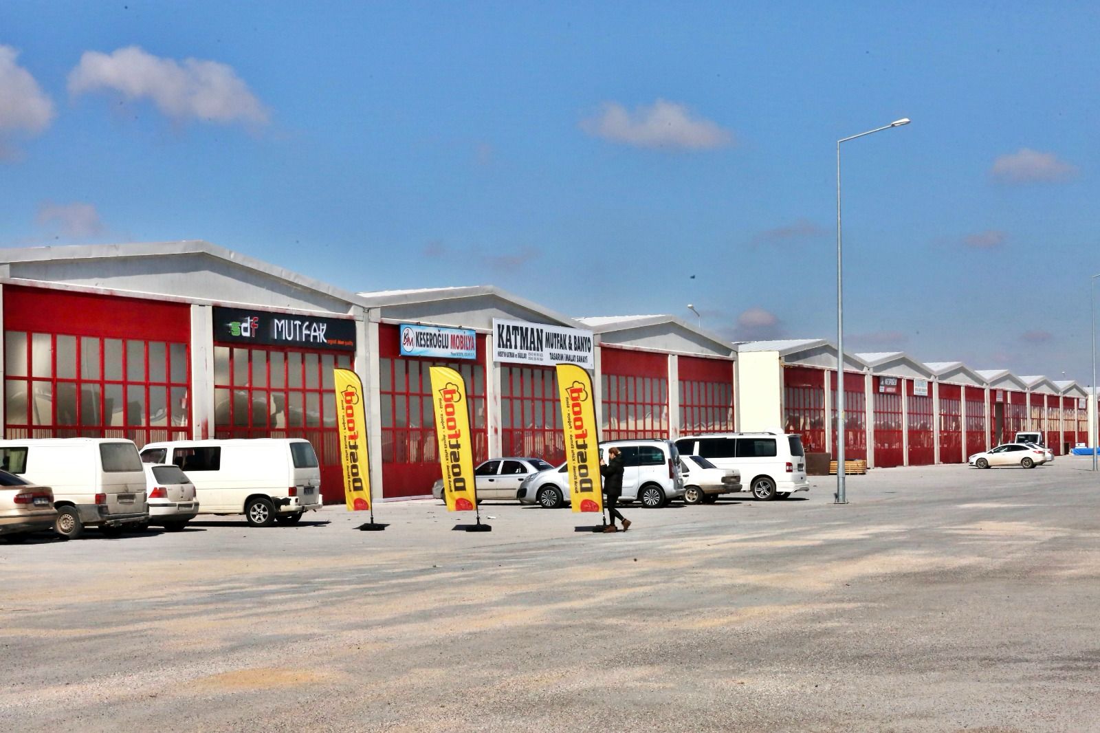 Aksaray’da TOKİ 200 esnafa  dükkanlarını teslim etmek için imza atıyor!