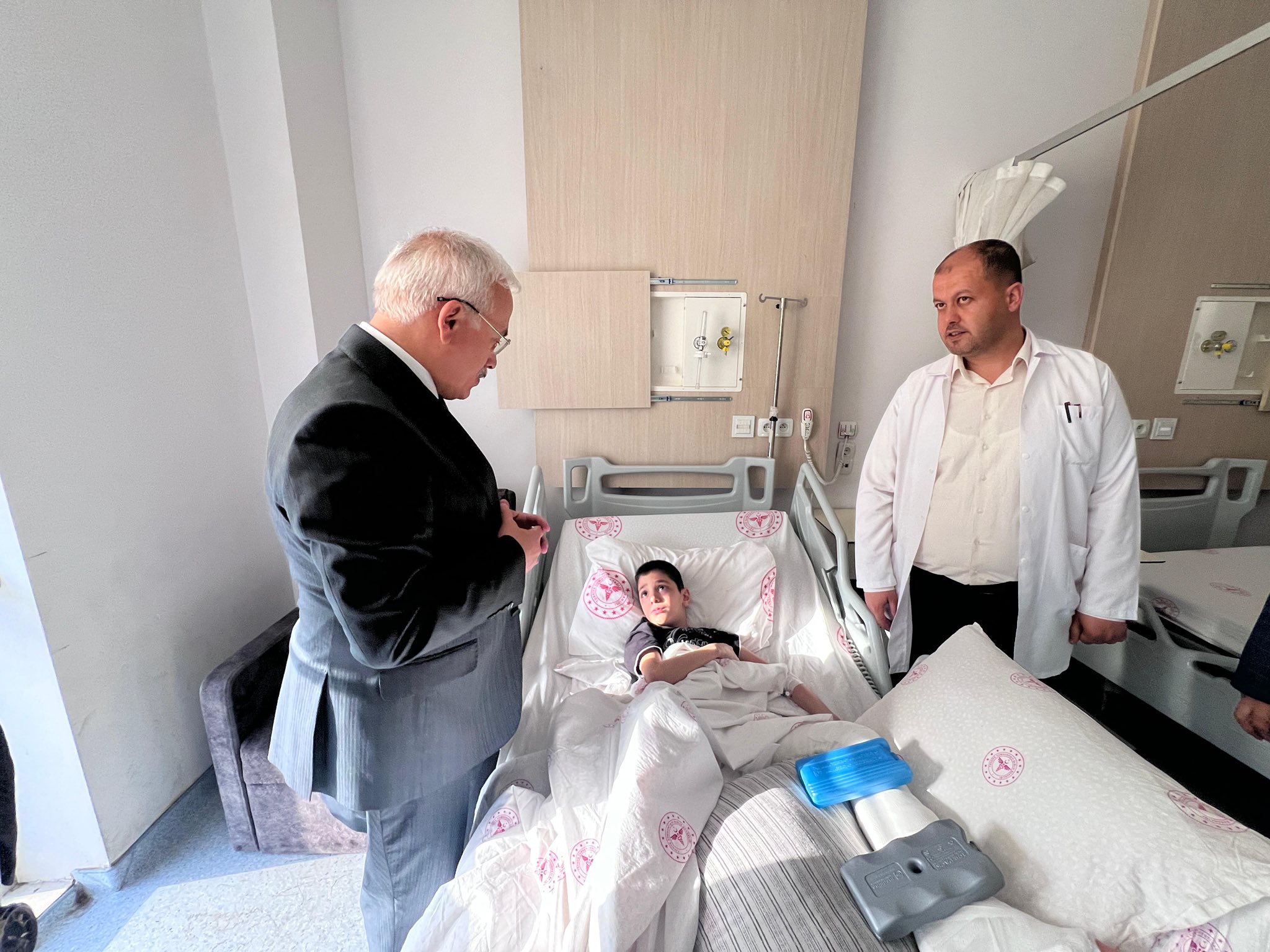 Vali Kumbuzoğlu, kazada yaralanan öğrenciyi ziyaret etti