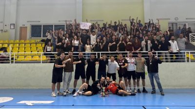 Aksaray Üniversitesi Spor Şenlikleri kapsamında düzenlenen voleybol turnuvasında şampiyonluk kupası
