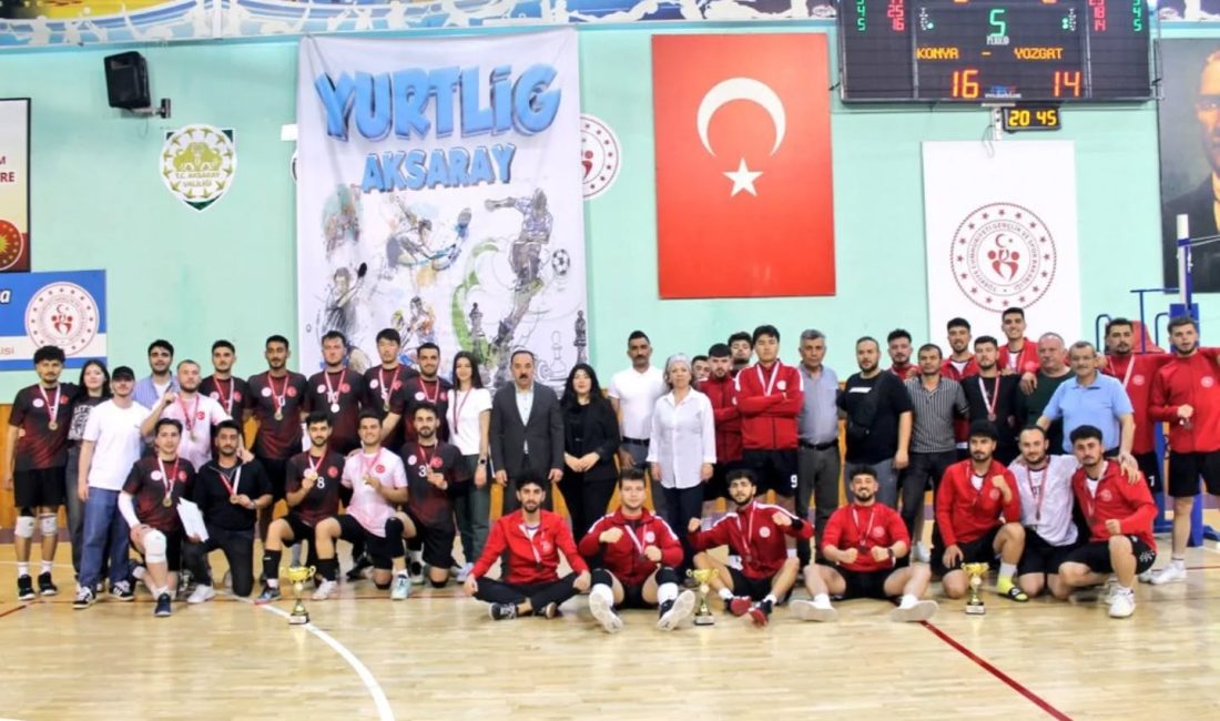 YurtLig voleybol müsabakaları Aksaray’da sonuçlandı; Ödüller il müdüründen alındı Aksaray’da ev sahipliğinde düzenlenen İç Anadolu Grubu YurtLig Voleybol müsabakaları