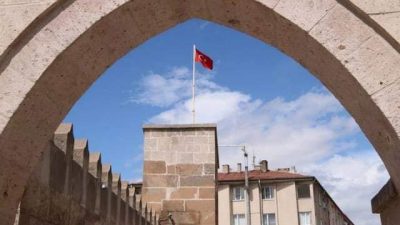 Aksaray’da yer alan Zinciriye Medresesi, tarihsel derinliği ve mimari zarafetiyle