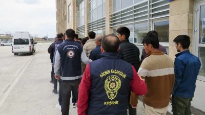 Kırşehir’de polisin yaptığı uygulamada 18 düzensiz göçmen yakalandı. İl Emniyet