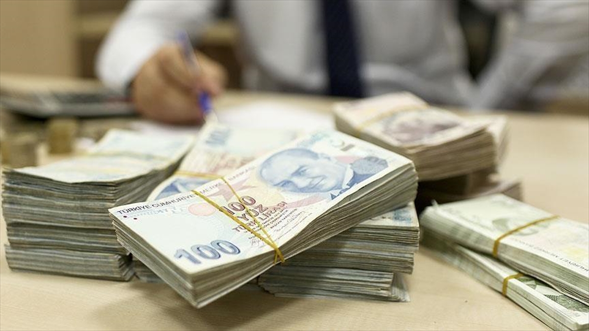 Ekonomi yönetimi, Türk lirasını destekleyecek yeni adımları devreye aldı.