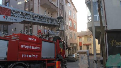 Konya'nın Beyşehir ilçesinde hayatlarından endişe edilen yaşlı çiftin, itfaiye yardımıyla