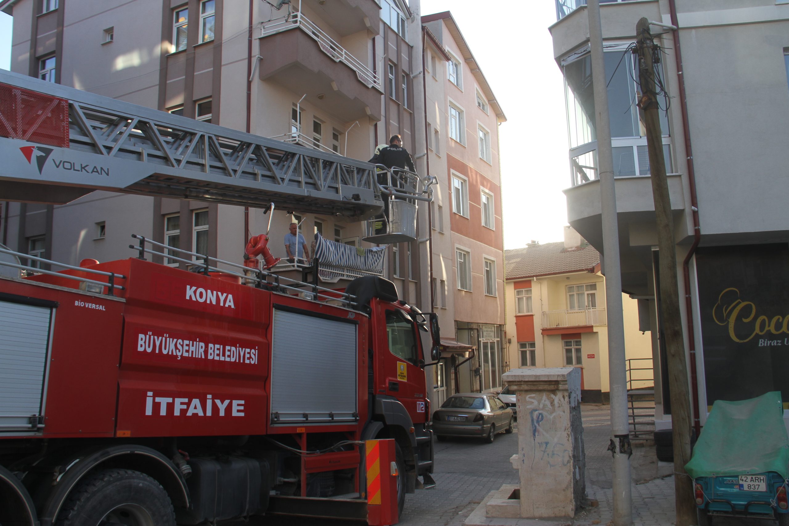 Hayatından endişe edilen çiftin, zil sesini duymadığı için kapıyı açmadığı anlaşıldı