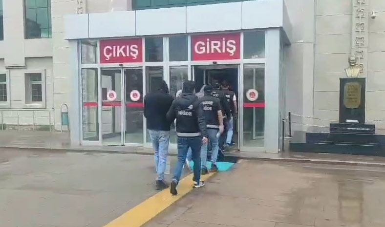 Niğde’de uyuşturucu operasyonlarında gözaltına alınan 6 zanlıdan 4’ü tutuklandı. Valilikten