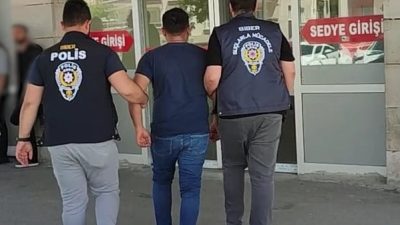 Kırşehir'de emekli bir kişiyi, "banka promosyonu" bahanesiyle dolandırdığı iddiasıyla gözaltına
