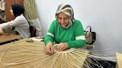 Aksaray'ın Eskil Halk Eğitimi Merkezi'nde açılan sepet örücülüğü kursu, katılımcılarına