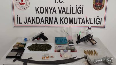 Konya’nın Çumra ilçesinde jandarmanın düzenlediği operasyonda çeşitli uyuşturucu maddeler ele
