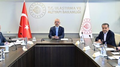 Ulaştırma ve Altyapı Bakanı Abdulkadir Uraloğlu’nu Valisi Mehmet Ali Kumbuzoğlu,