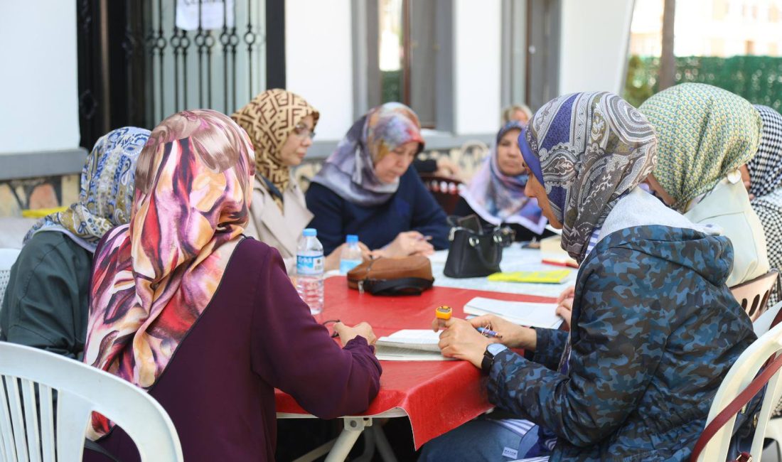 Aksaray Belediyesi bünyesindeki AKMEK kurslarında kadınlar sadece el becerilerini geliştirmekle