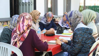 Aksaray Belediyesi bünyesindeki AKMEK kurslarında kadınlar sadece el becerilerini geliştirmekle