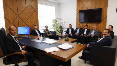AK Parti Aksaray Merkez İlçe Başkanı Muammer Gür, beraberindeki teşkilat