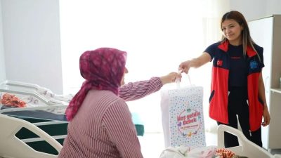 Aksaray Belediyesi, dünyaya gözlerini yeni açan bebekleri ve annelerini yalnız