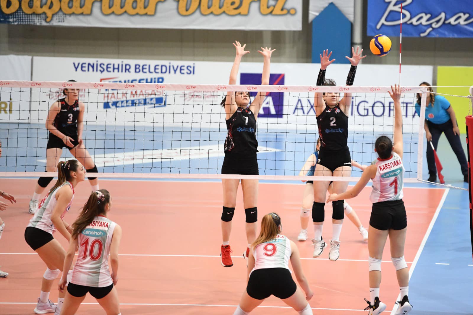 Altyapıdan veteranlara voleybol şöleni başladı