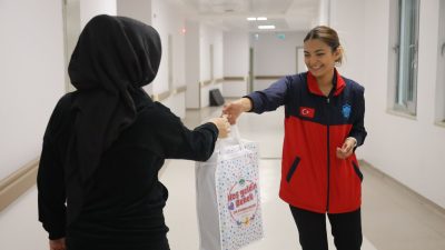 Aksaray Belediyesi, Aksaray Eğitim ve Araştırma Hastanesi’nde doğum yapan anneleri