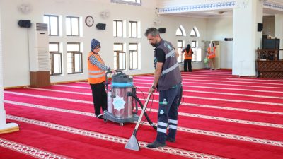 Aksaray Belediyesi ekipleri, Müftülük Camii’nde kapsamlı temizlik çalışması gerçekleştirdi. Vatandaşların