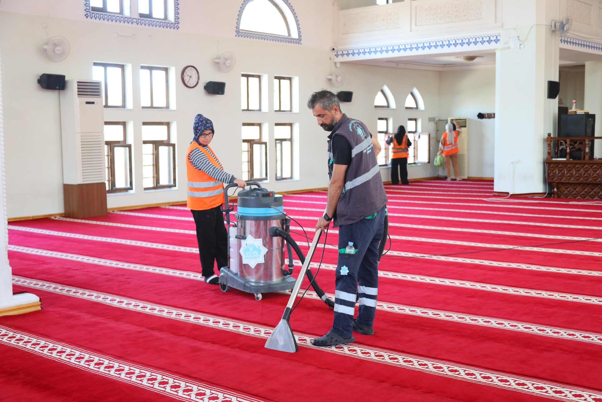 Aksaray Belediyesi ekipleri, Müftülük Camii’nde kapsamlı temizlik çalışması gerçekleştirdi. Vatandaşların