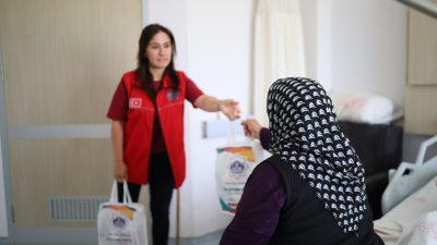 Aksaray Belediyesi, Aksaray Eğitim ve Araştırma Hastanesi'nde tedavi gören vatandaşları