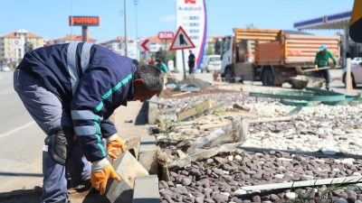 Aksaray Belediyesi, Kapadokya Bulvarı’nda gerçekleştirdiği dekoratif taş çalışmasıyla hem trafiği