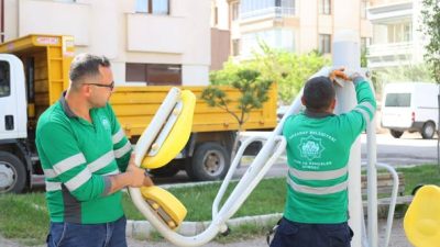 Aksaray Belediyesi, şehir genelindeki parklarda bakım ve onarım çalışmalarını sürdürüyor.