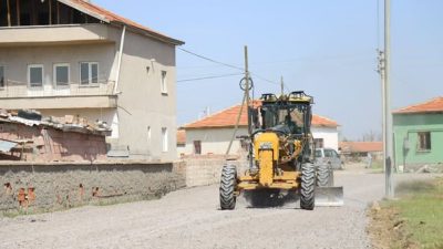 Aksaray Belediyesi ekipleri, Hürriyet Mahallesi’nde malzeme serimi, stabilize ve üstyapı