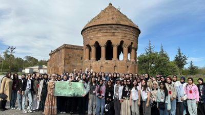 Bitlis’in Ahlat ilçesinde Cumhurbaşkanlığı Külliyesinde düzenlenen “Maziden Atiye Ahlat” Öğrenci