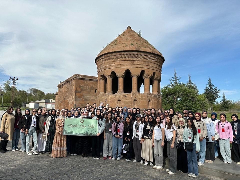 Bitlis’in Ahlat ilçesinde Cumhurbaşkanlığı Külliyesinde düzenlenen “Maziden Atiye Ahlat” Öğrenci