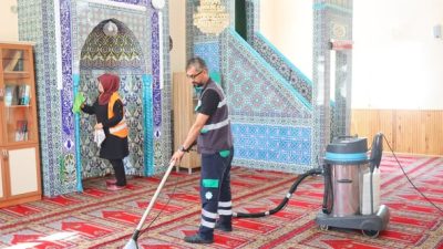 Aksaray Belediyesi ekipleri, Kırımlı Mahallesi’nde bulunan Akmescid Camii’nde kapsamlı temizlik