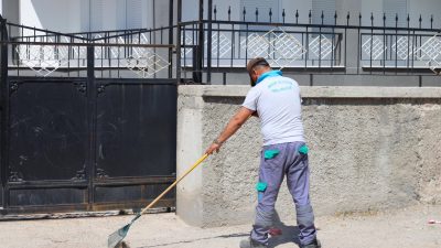 Aksaray Belediyesi, Pınar Mahallesi’nde kapsamlı bir temizlik çalışması gerçekleştirdi. Parklardan