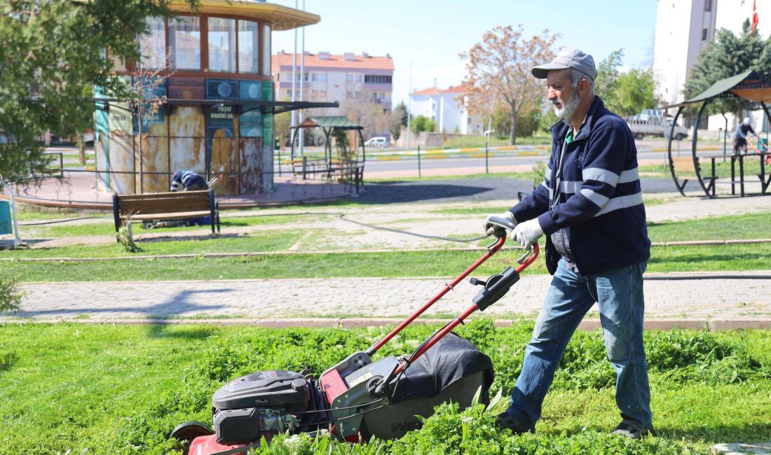 Aksaray Belediyesi, Yunus Emre Mahallesi’nde gerçekleştirdiği çim biçme ve peyzaj
