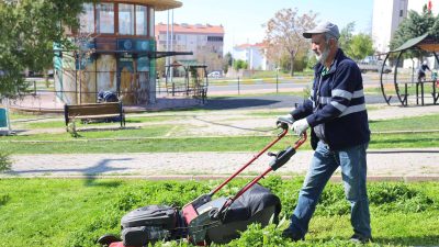 Aksaray Belediyesi, Yunus Emre Mahallesi’nde gerçekleştirdiği çim biçme ve peyzaj