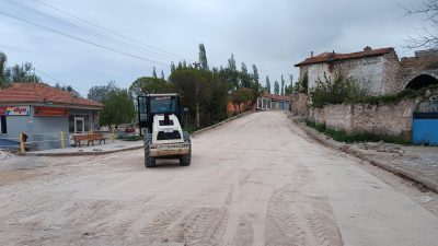 Demirci Belediyesi, Yenipazar Mahallesi Terminal Caddesi’nde başlattığı yol düzenleme çalışmalarına