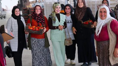 Aksaray Valisi Mehmet Ali Kumbuzoğlu’nun eşi Canan Kumbuzoğlu, kadın üreticilerle