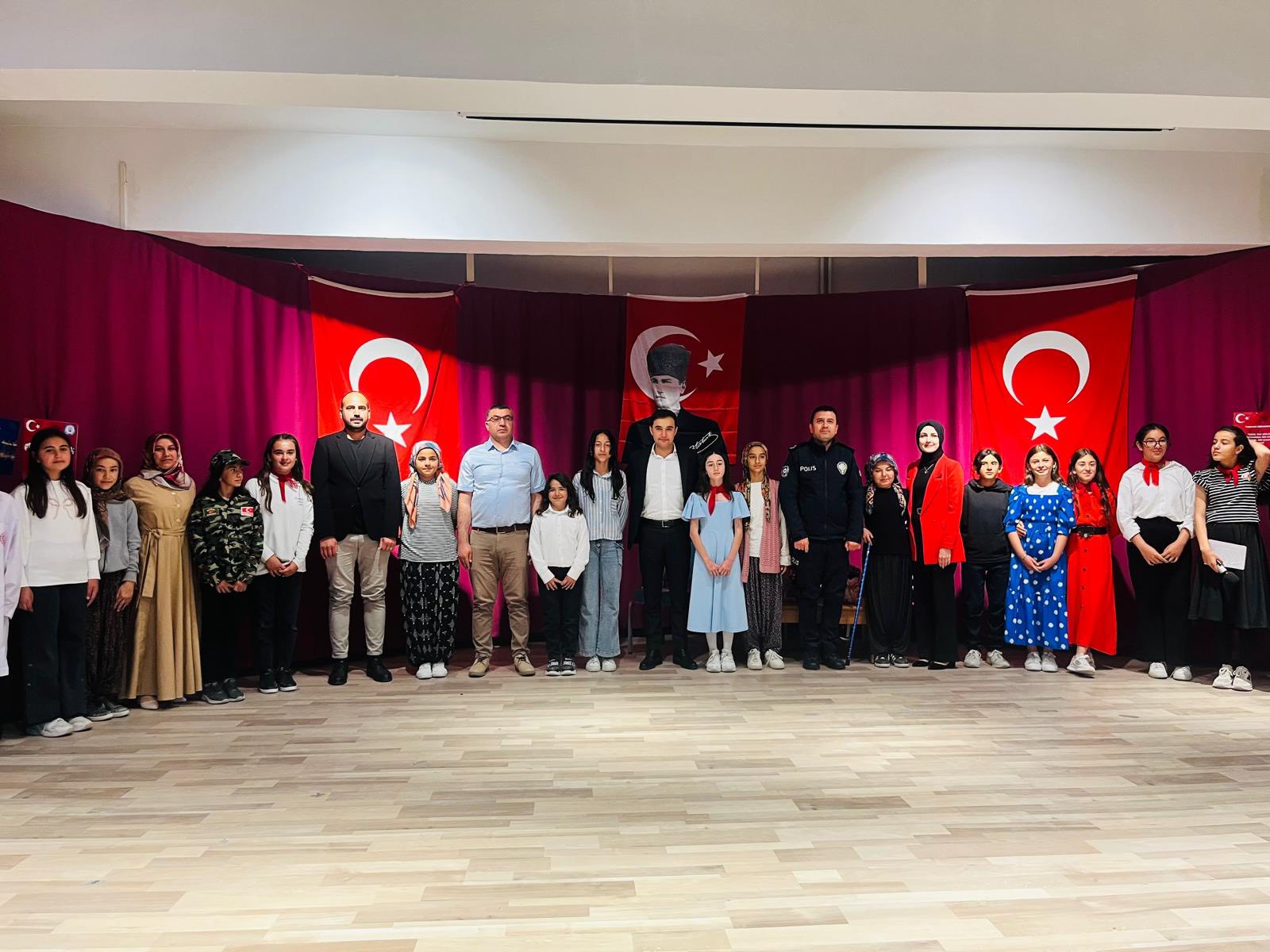 Kaymakam Yurddaş, Milli Mücadele Temalı gösteriye katıldı