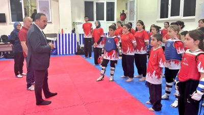 Aksaray Gençlik Spor İl Müdürü Aslan Yıldız, genç sporcularla bir