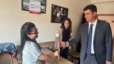 Güzelyurt Kaymakamı Muammer Yetiş, Anneler Günü dolayısıyla ilçe personeline karanfil