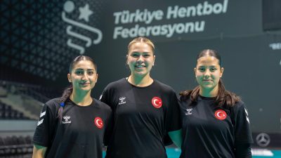 Aksaray Belediyespor Hentbol Takımı oyuncuları Cavidan Yayatan, Sıddıka Öz ve