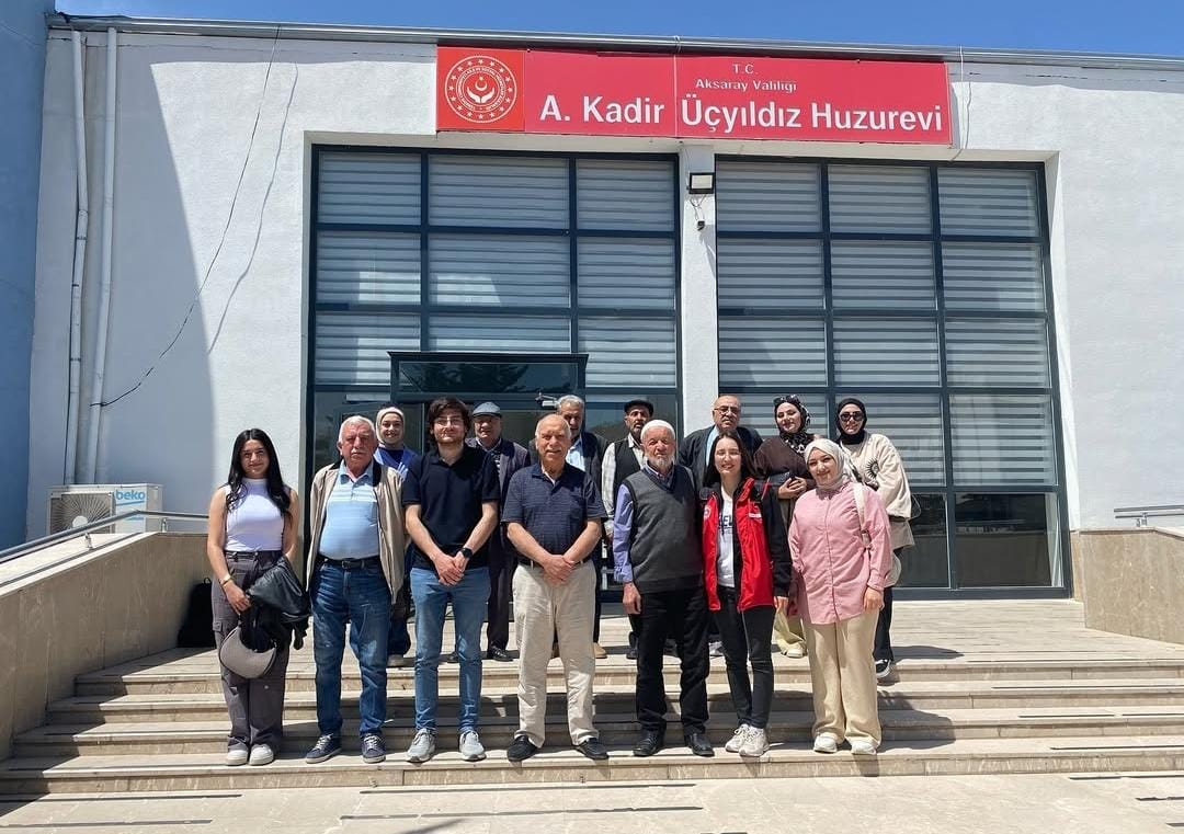 Aksaray’da gençler huzurevini ziyaret etti