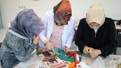 Aksaray Belediyesi’nin Kadın Aktivite Merkezleri, kadınlara sadece mesleki beceriler kazandırmakla