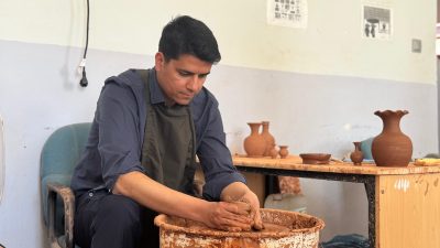 Güzelyurt Kaymakamı Muammer Yetiş, ilçede faaliyet gösteren Halk Eğitim Merkezine