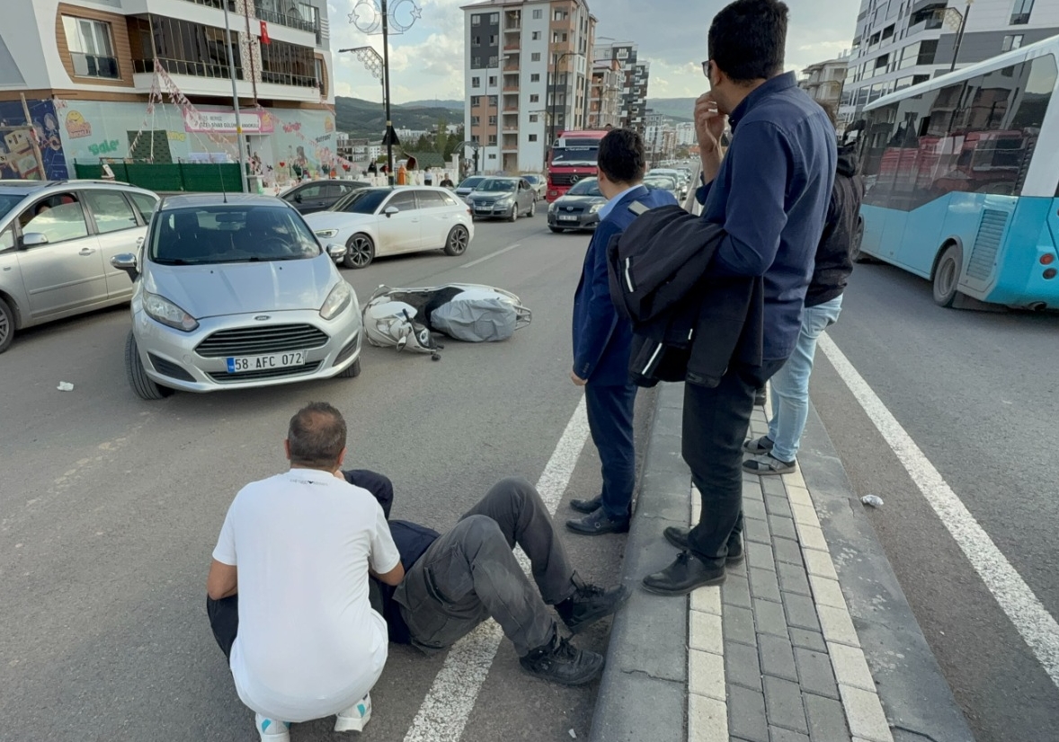 Otomobil ile motosikletin çarpıştığı kazada polis memuru yaralandı