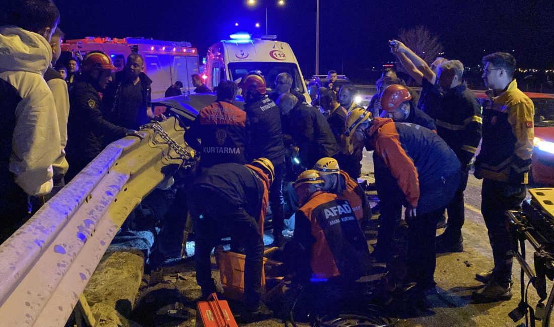 Sivas’ta otomobil köprü üzerindeki bariyere saplandı, hurdaya dönen araçta sıkışan