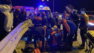 Sivas’ta otomobil köprü üzerindeki bariyere saplandı, hurdaya dönen araçta sıkışan