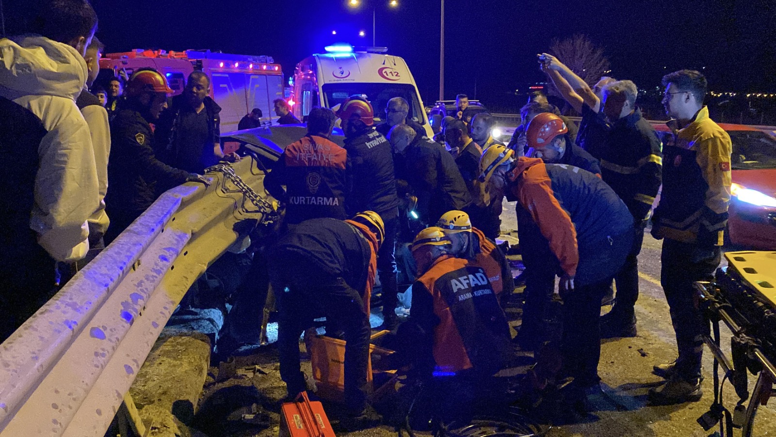 Otomobil bariyere saplandı, hurdaya dönen araçtan sürücü sağ çıktı