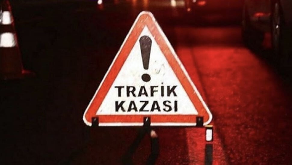 Başka bir araca çarpan otomobil su kanalına düştü
