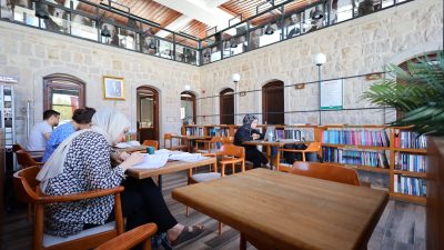 Aksaray Belediyesi tarafından şehrin farklı noktalarına yerleştirilen kitap konakları, gençlere