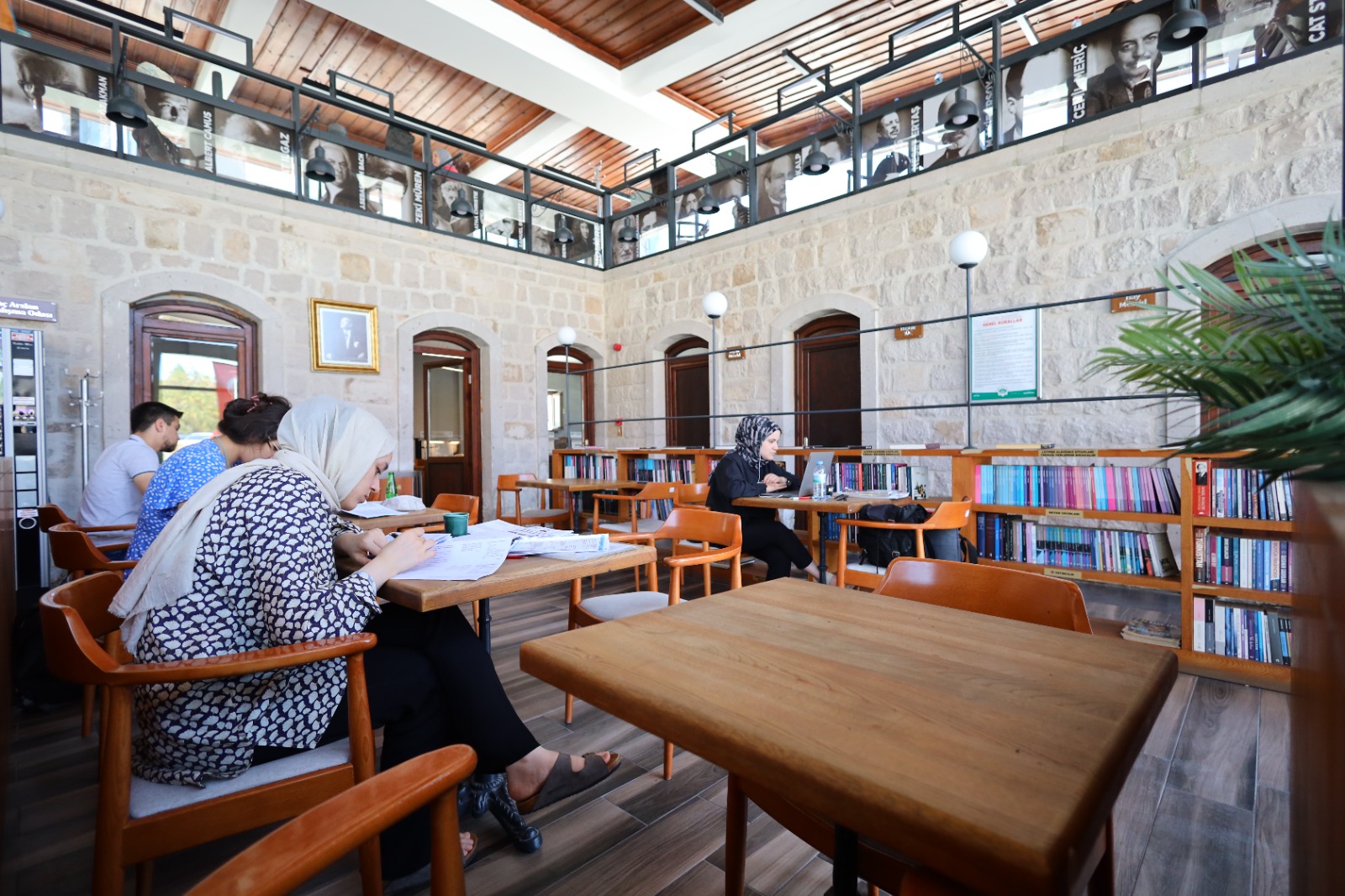 Aksaray Belediyesi tarafından şehrin farklı noktalarına yerleştirilen kitap konakları, gençlere