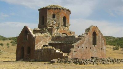 Aksaray’ın Güzelyurt ilçesinde yer alan Kızıl Kilise, Bizans dönemine ait
