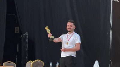 Ortaköy’den yetişen kuaför Oğuzhan Öztürk, Denizli’de düzenlenen 2025 Türkiye Parlayan